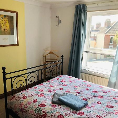 Cosy House, 3 Bedrooms, Private Parking, Wifi, Patio نورويش المظهر الخارجي الصورة